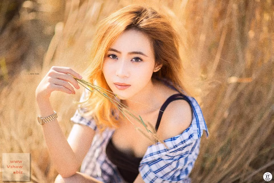 Trong ánh nắng ban mai, Shu Linh xinh đẹp, nhẹ nhàng giữa cánh đồng cỏ khô không kém phần hấp dẫn.