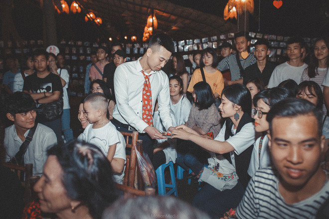 Các bạn trẻ được tận mắt nhìn thấy hàng trăm bức ảnh cưới của bố mẹ ngày xưa. Bên cạnh đó họ còn được đọc những câu chuyện cưới của bố mẹ mình, nhìn ngắm những kỷ vật cưới rất đỗi đời thường từ chiếc thau nhôm, bộ ấm chén, chiếc chăn cái màn cũ và rất nhiều những thứ mà chỉ có ngày cưới xưa mới có.