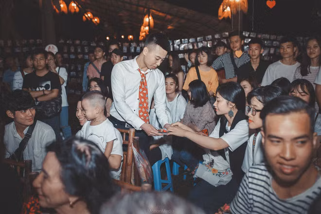 Các bạn trẻ được tận mắt nhìn thấy hàng trăm bức ảnh cưới của bố mẹ ngày xưa. Bên cạnh đó họ còn được đọc những câu chuyện cưới của bố mẹ mình, nhìn ngắm những kỷ vật cưới rất đỗi đời thường từ chiếc thau nhôm, bộ ấm chén, chiếc chăn cái màn cũ và rất nhiều những thứ mà chỉ có ngày cưới xưa mới có.