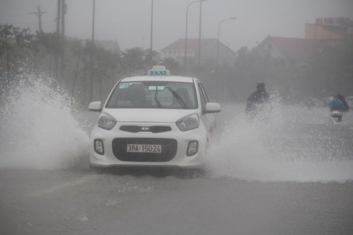 Đến 12h trưa, mưa vẫn đang nặng hạt...