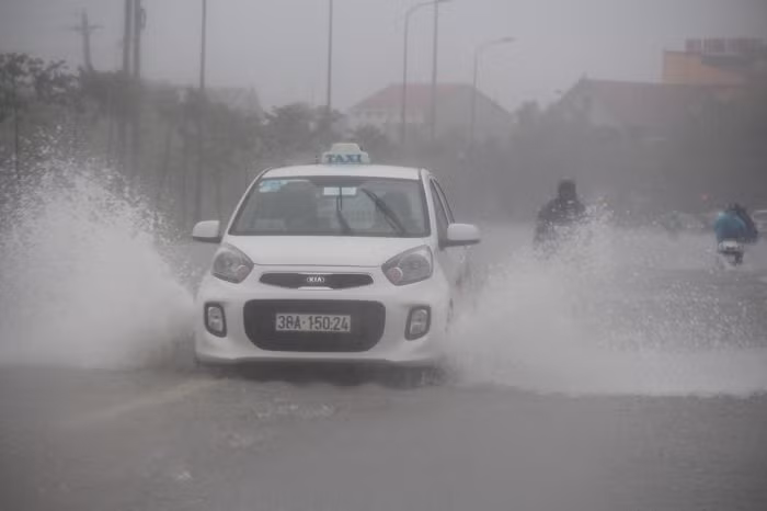 Đến 12h trưa, mưa vẫn đang nặng hạt...