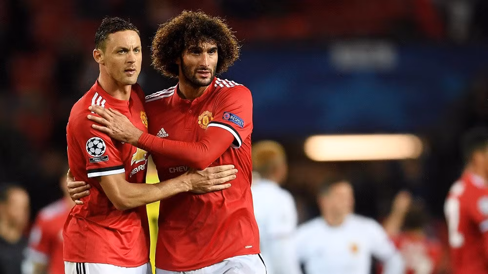 Chelsea dâng cúp cho M.U: Theo những nhận định chuyển nhượng bóng đá mới nhất từ Huyền thoại Ray Wilkins, người từng thành công với cả Chelsea và M.U cũng như có thời gian làm trợ lý cho HLV Ancelotti, vừa lên tiếng chỉ trích đội bóng thành London trong việc bán Matic. Theo Wilkins, bán Matic cho MU cũng có nghĩa Chelsea tự tay dâng ngôi vương Premier League cho đối thủ. Ảnh: Goal