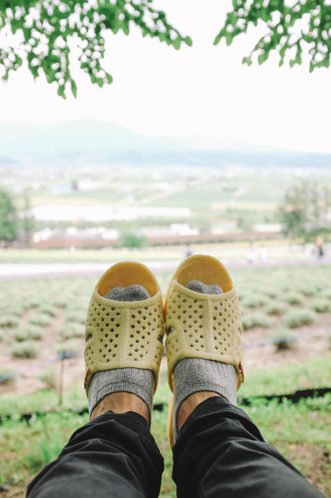 Đi đến đâu, Tùng cũng check-in bằng dép. Bộ ảnh "Dép tổ ong đi khắp thế gian" sau đó đã được nhiều fanpage chia sẻ lại và mở đầu cho trào lưu "nâng tầm" dép tổ ong thú vị của dân mạng.