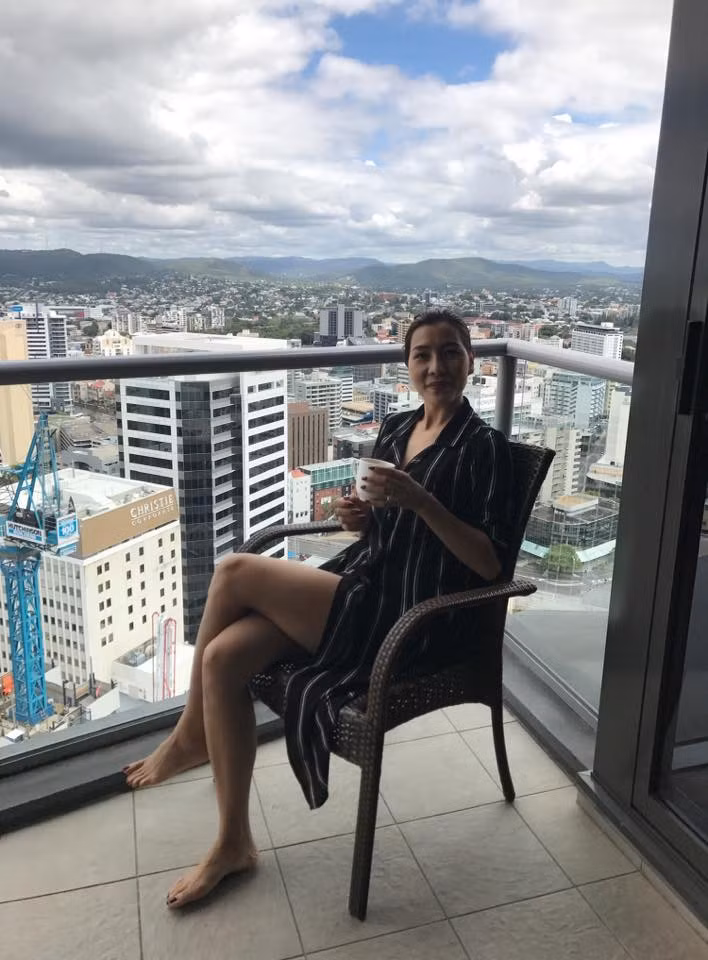 Chia sẻ trên trang cá nhân của mình, Vũ Thị Hương có viết:"Vừa về đêm qua, sáng ngủ dậy Cọp lớn (mẹ chồng tương lai của Vũ Thị Hương) và Mèo (chồng tương lai) bảo hôm nay đi xem nhà. Đến nơi, vào bên trong nhìn gì mình cũng nói 'Ôi Chúa ơi' vì rất đẹp. Mọi thứ đều như ý mình muốn từ màu sắc đến hướng, đặc biệt là cạnh biển. Cọp lớn nói đứng từ ban công nhìn xuống sẽ thấy cá heo bơi qua hàng ngày.