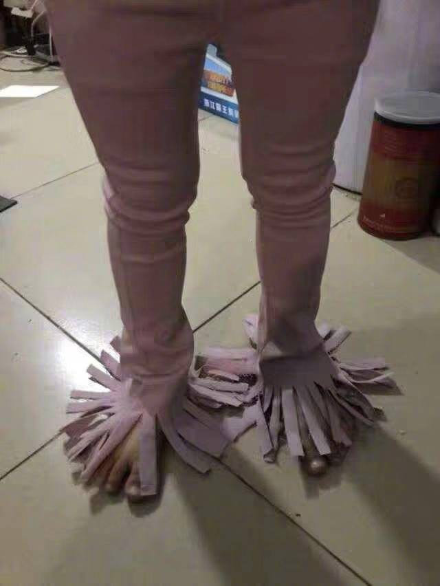 Mới đây, một ca mua hàng trên mạng được đăng tải lên Weibo (MXH của Trung Quốc) và ngay lập tức được dân mạng Việt Nam chia sẻ. Trong hình, một cô nàng đã đặt mua một chiếc quần ống rộng tua rua màu hồng khá xinh xắn và sành điệu.