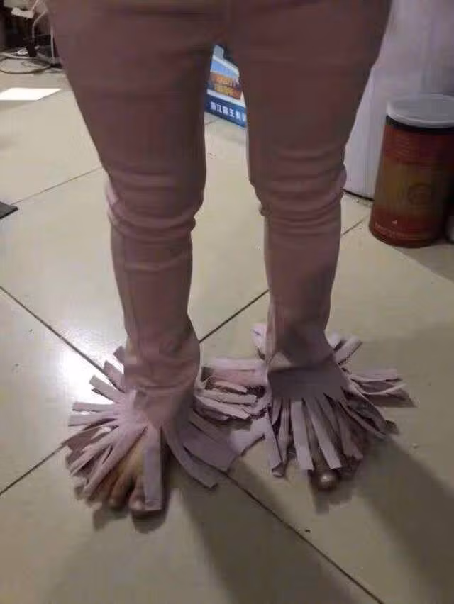 Mới đây, một ca mua hàng trên mạng được đăng tải lên Weibo (MXH của Trung Quốc) và ngay lập tức được dân mạng Việt Nam chia sẻ. Trong hình, một cô nàng đã đặt mua một chiếc quần ống rộng tua rua màu hồng khá xinh xắn và sành điệu.