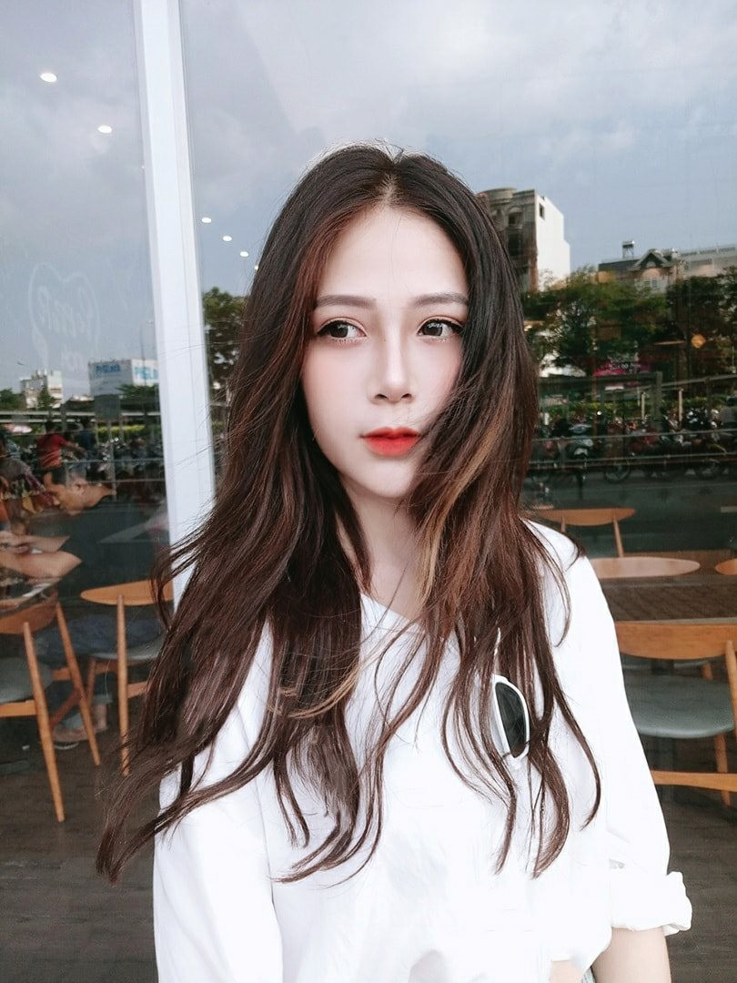 Lần mò vào trang cá nhân của Tú Nhi, nhiều dân mạng phải nhận xét rằng: "Cô bạn này không chỉ xinh đẹp cô nàng còn toát lên thần thái. Mỗi shoot hình của Tú Nhi luôn toát được thần thái kiêu sa, đài cát của một tiểu thư".