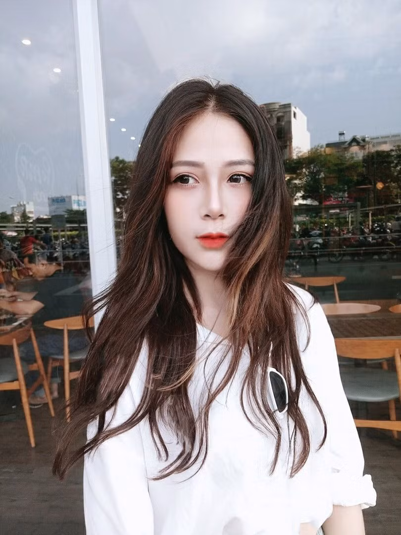 Lần mò vào trang cá nhân của Tú Nhi, nhiều dân mạng phải nhận xét rằng: "Cô bạn này không chỉ xinh đẹp cô nàng còn toát lên thần thái. Mỗi shoot hình của Tú Nhi luôn toát được thần thái kiêu sa, đài cát của một tiểu thư".