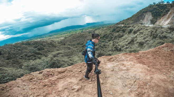 Nhưng thích là làm, chàng nhiếp ảnh gia tóc dài đã quyết định bỏ chút thời gian chăm chút mái tóc của mình.