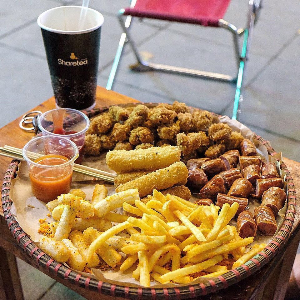 Chủ nhân của tài khoản Instagram @dingolong là Tô Phan Long (1994), hiện là nhân viên văn phòng. Ban đầu, anh chàng này chỉ ghi lại những món ăn, đồ uống từng trải nghiệm. Sau đó, một số cơ hội công việc liên quan đến ẩm thực xuất hiện, đưa Long trở thành cái tên khá nổi hiện nay.