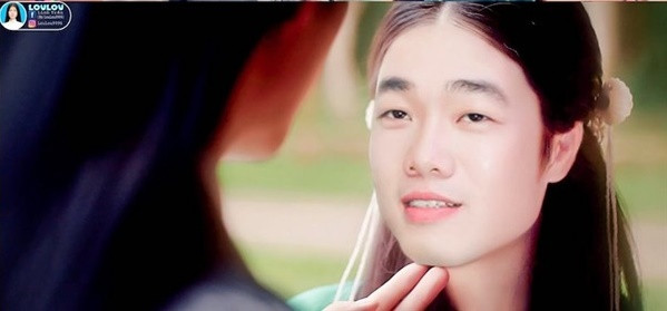 Chân ái Xuân Trường cực xinh với làn da trắng và các đường nét thanh tú.