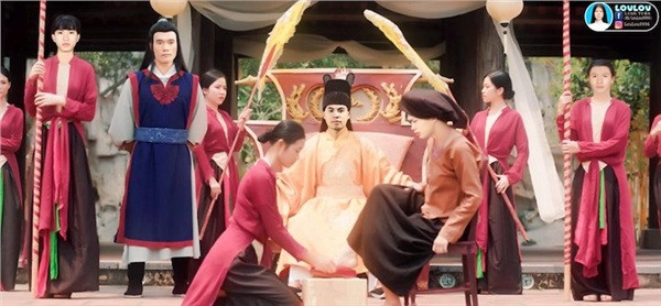 Ngoài ra, MV Anh ơi ở lại phiên bản U23 Việt Nam, chàng thị vệ điển trai được Bùi Tiến Dũng tham gia nhận được sự hưởng ứng của cộng đồng fan.