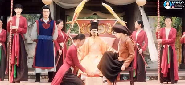 Ngoài ra, MV Anh ơi ở lại phiên bản U23 Việt Nam, chàng thị vệ điển trai được Bùi Tiến Dũng tham gia nhận được sự hưởng ứng của cộng đồng fan.