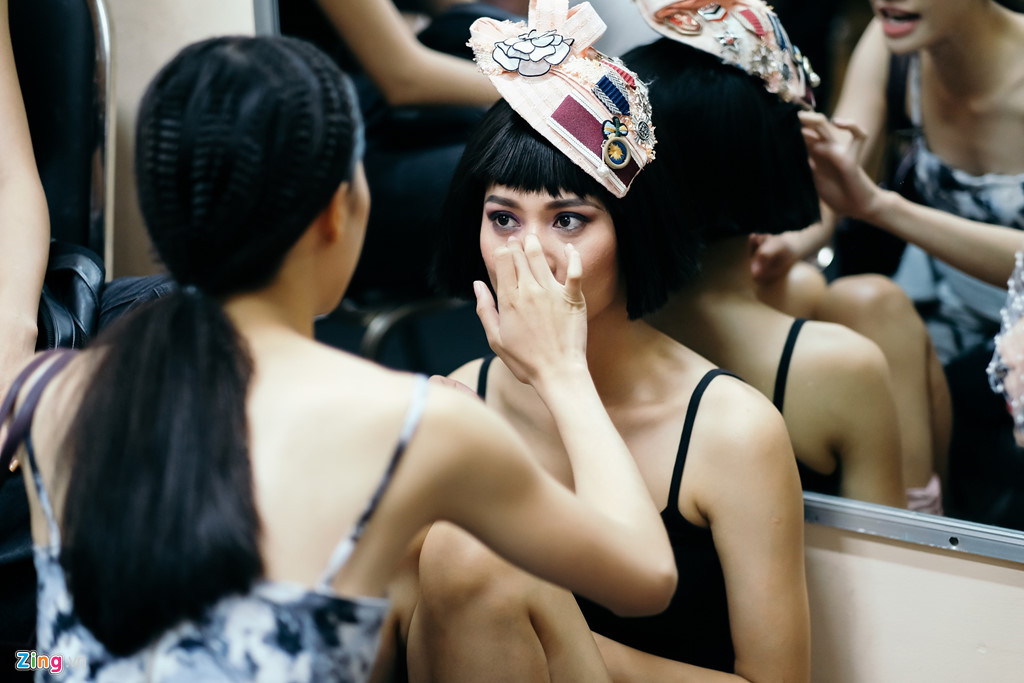 Hoặc họ trang điểm cho nhau, chỉnh lại những phần trang điểm sẵn bị lỗi hoặc mờ đi. Hàng chục người mẫu Fashion Week đến từ 15h, ngồi vào bàn trang điểm đến 16h-16h30 và phải giữ lớp trang điểm cho đến khi lên sàn catwalk vào buổi tối.