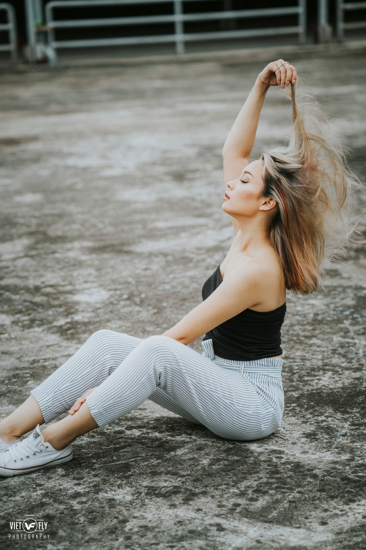 Bên cạnh biểu cảm khuôn mặt, bộ ảnh của Kamila Nguyễn cũng được khen bởi màu sắc trong bức ảnh. Chính sự tài tình của photographer Viet Fly đã làm nên bộ màu ảnh cực tây này.