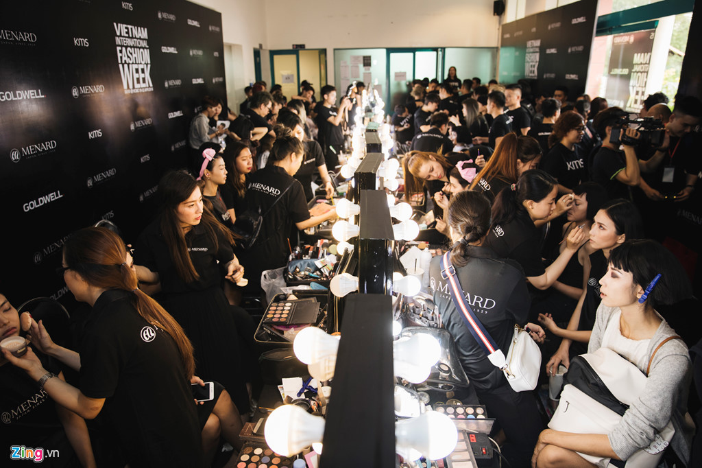 Trước đó, lúc 16h, các người mẫu đến sớm có mặt đông đủ ở phòng trang điểm. Các chuyên gia trang điểm làm việc hết tốc lực vì mỗi người mẫu cần hơn một tiếng để hoàn thiện vẻ ngoài của mình.