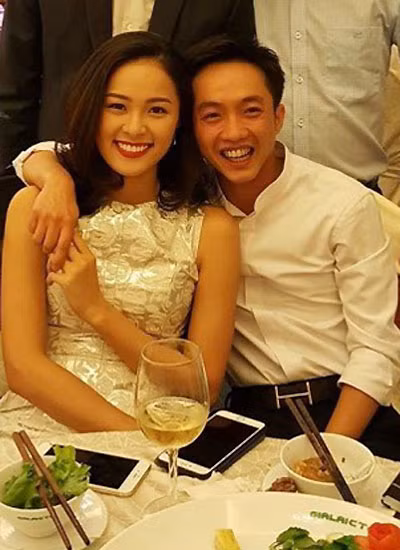 Hạ Vi (trái) muốn được mọi người chú ý qua công việc hơn là đời tư. Ảnh: Facebook Quốc Cường Gia Lai.