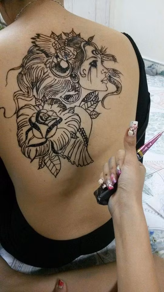 Khi thấy con gái vẽ khá đẹp và có đam mê, mẹ Quỳnh Anh đã hết lòng ủng hộ nhưng khuyên Quỳnh Anh là không nên có những hình xăm "chết" lên cơ thể mình.