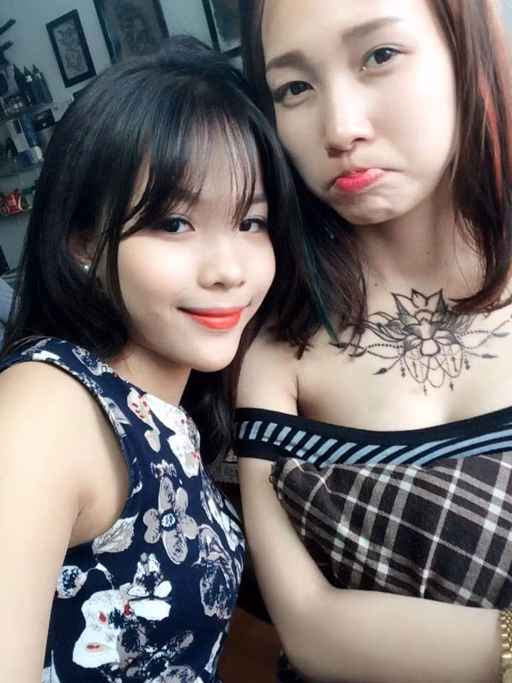 Quỳnh Anh xinh đẹp bên khách hàng của mình sau khi thực hiện một hình xăm henna.