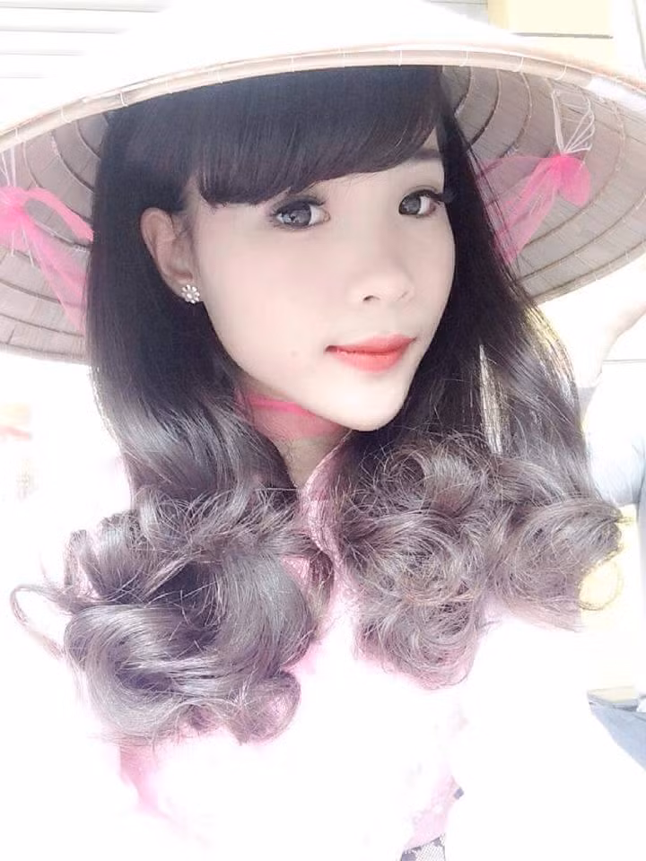 Nói về xăm henna, Quỳnh Anh chia sẻ: "Xăm henna là một hình thức xăm họa tiết hoa văn của người Ấn Độ. Họ dùng bột được nghiền từ lá cây có tên là henna và hòa với nước cốt chanh sau đó để vẽ lên người. Tuổi thọ của những hình xăm henna khá ngắn chỉ được 1 đến 2 tuần".