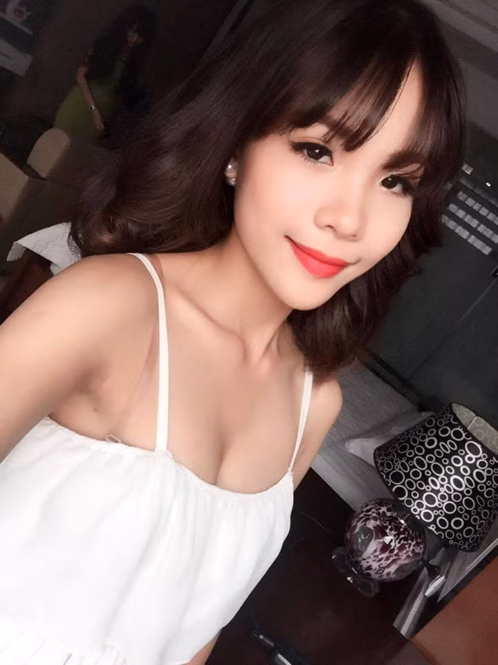 Thời gian gần đây, giới trẻ Hà thành truy tìm một thợ xăm henna trẻ tuổi và xinh đẹp có tên là Nguyễn Quỳnh Anh.