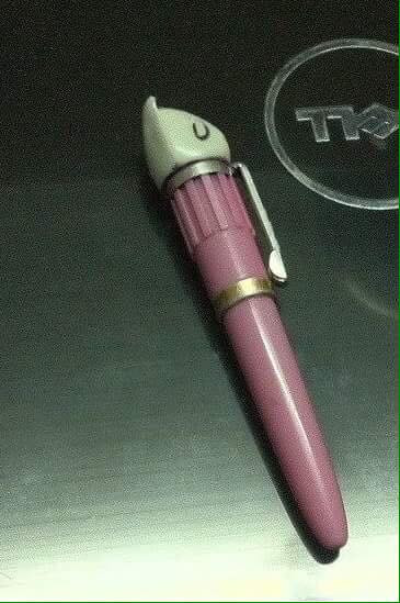 Bút mực Hello Kitty cực xinh xắn là đồ vật mà các bạn nữ sinh cực kì thích và ai cũng muốn sở hữu một cái.