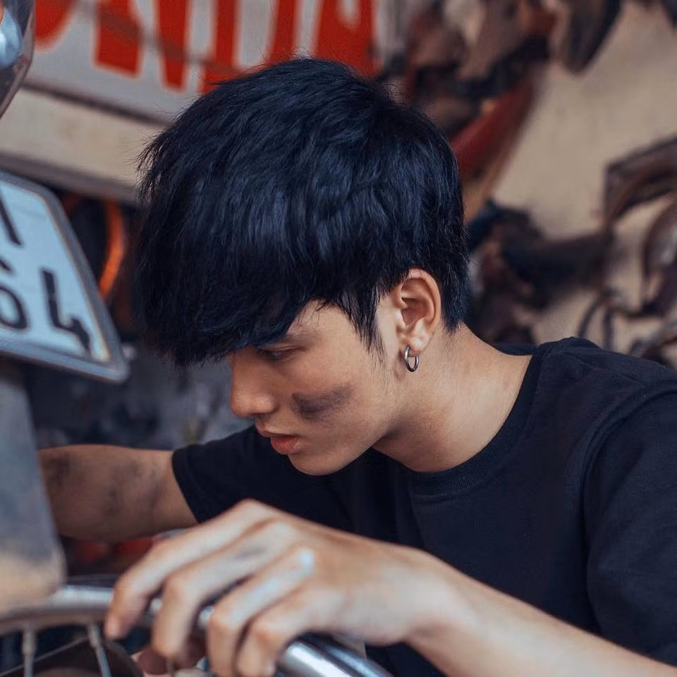 Bên cạnh đó, nhiều người đặc biệt là các bạn nữ cũng cho rằng cho dù mặt mũi lấm lem, nhưng anh sửa xe đẹp trai đeo khuyên nhìn vô cùng lãng tử.