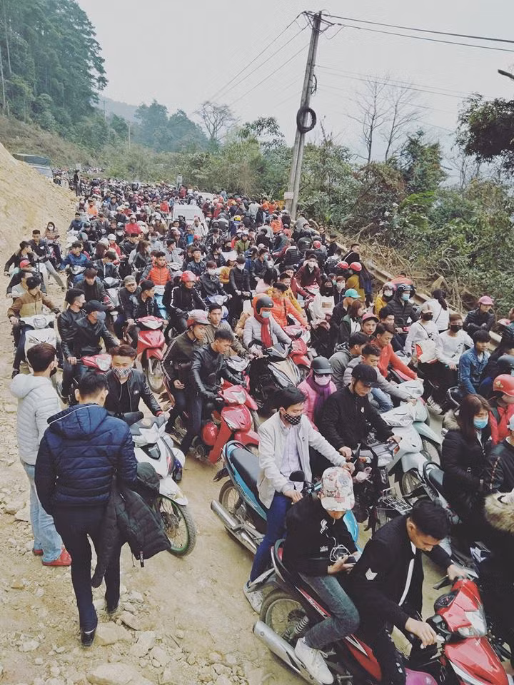 Sự đông đúc ở các đình, đền, chùa và tụ điểm vui chơi là điều dễ dàng nhận thấy mỗi khi Tết đến xuân về. Những tưởng những hình ảnh tắc nghẽn này chỉ xảy ra ở nội thành các thành phố lớn nhưng thực chất đây là trên những cung đường phượt dịp đầu năm.
