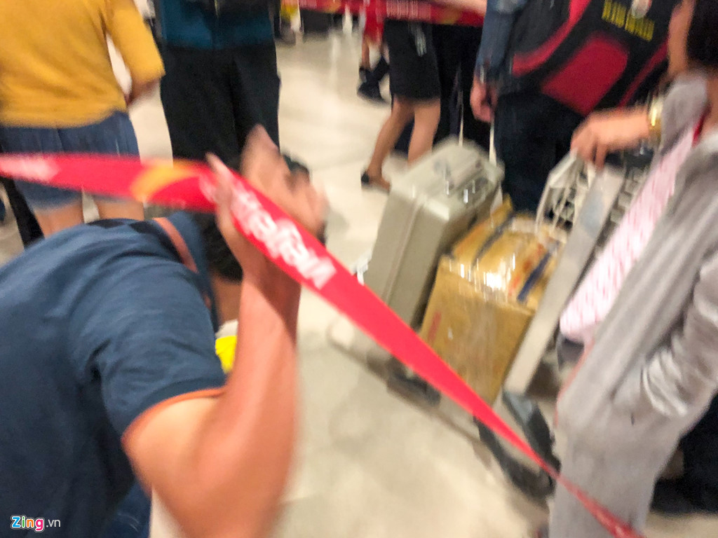 Không thể chờ đến lượt làm thủ tục check-in do có quá đông người xếp hàng, một hành khách đã được nhân viên hãng bay cho "vượt rào" khi chuyến bay đã sát giờ cất cánh.