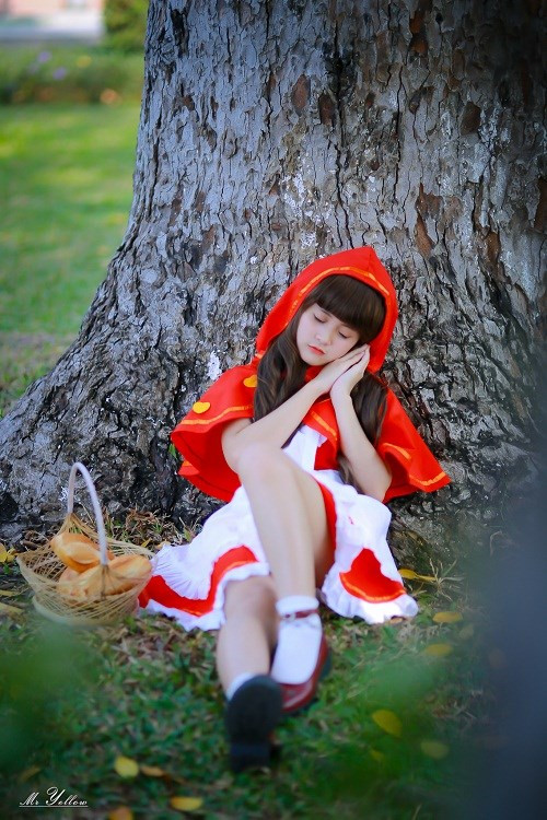 Trong bộ ảnh mới của mình, Anh Thư đã hóa thân thành nhân vật Cô bé quàng khăn đỏ. Ảnh: Mr. Yellow.