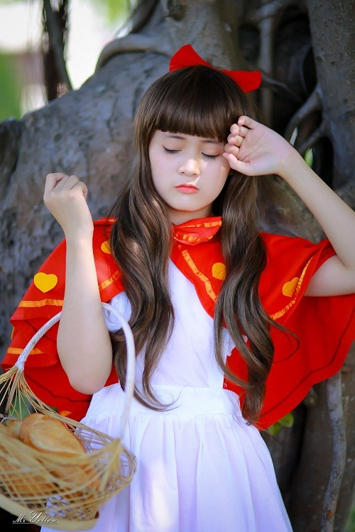 Trong bộ ảnh của mình, Anh Thư đã có một cuộc dạo chơi trong rừng, “mang bánh và sữa đến cho bà ngoại” nhưng để thay đổi cốt truyện vì vậy ê-kíp thực hiện bộ ảnh đã biến “chó sói” đầy âm mưu, gian xảo thành một chú chó rất tinh nghịch.