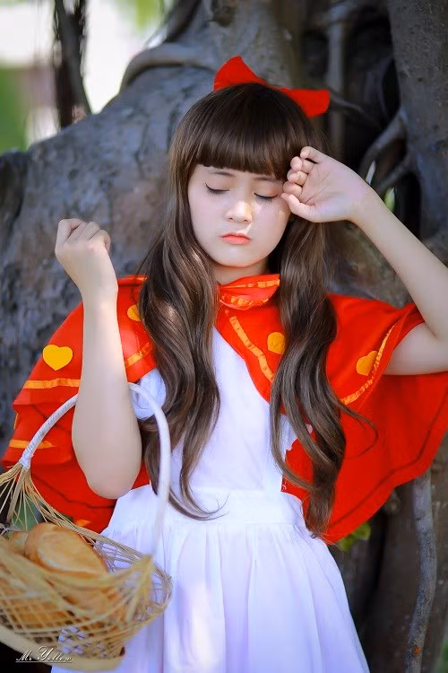 Trong bộ ảnh của mình, Anh Thư đã có một cuộc dạo chơi trong rừng, “mang bánh và sữa đến cho bà ngoại” nhưng để thay đổi cốt truyện vì vậy ê-kíp thực hiện bộ ảnh đã biến “chó sói” đầy âm mưu, gian xảo thành một chú chó rất tinh nghịch.