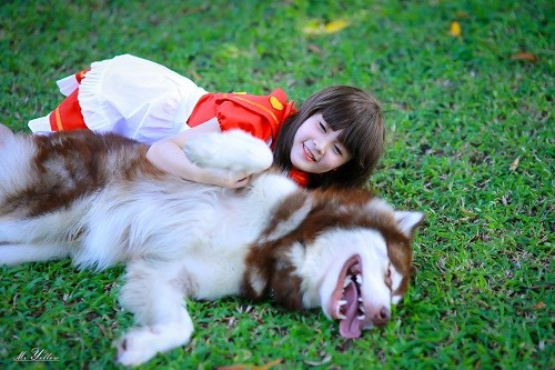 Bằng lối diễn xuất tự nhiên, biểu cảm tốt cùng lợi thế về mặt hình thể đã giúp cô nữ sinh 17 tuổi này thành công trong bộ ảnh Cô bé quàng khăn đỏ của mình.