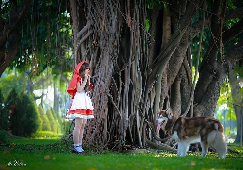 Ngoài thời gian học trên lớp, Anh Thư còn là một người mẫu ảnh và còn rất đam mê với nghiệp ca hát. Nhưng dù có đam mê nghệ thuật nhưng "cô bé quàng khăn đỏ" 17 tuổi này vẫn tập trung vào việc học và 9 năm liền Anh Thư đạt danh hiệu học sinh giỏi của trường.