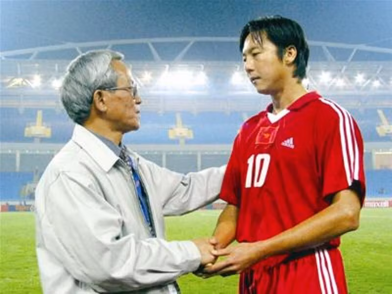 Lê Huỳnh Đức đang nắm giữ kỉ lục của bóng đá Việt Nam khi anh tham dự đủ cả 5 kì Tiger Cup (AFF Cup) liên tiếp: 1996, 1998, 2000, 2002 và 2004.