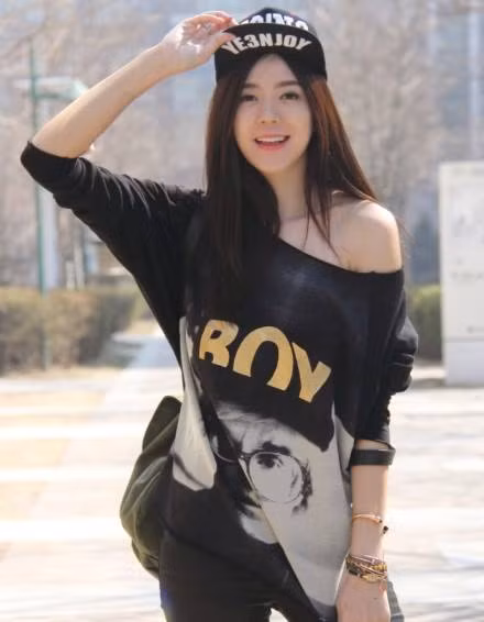 Không chỉ được tạo hóa ưu ái ban cho vòng 1 nở nang mà Vĩ Đồng còn có hình thể hoàn hảo với chiều cao 1m75 và khuôn mặt yêu kiều “hoa nhường nguyệt thẹn”.