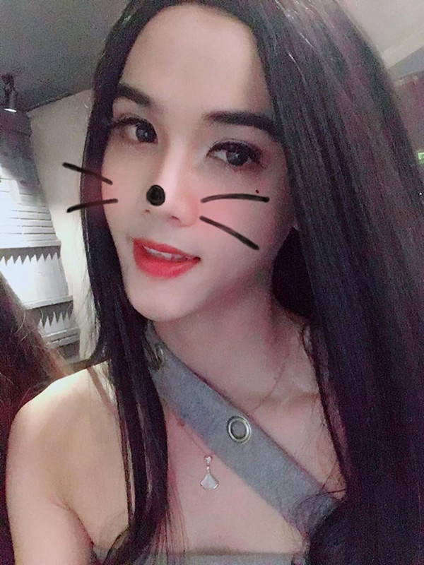 'Hồi nhỏ cũng thấy mình lạ lạ, mà không dám thổ lộ cho ai, cứ nghĩ chỉ có mình như vậy nên sợ kể cho người thứ 2 biết họ cười. Gia đình thì kỳ thị ra mặt nên mình chưa dám công khai. Mỗi lần bố mẹ phát hiện mình là viện lý do là tham dự hội thi ở trường hoặc làm mẫu cho đứa bạn. Có mấy tấm lộ rõ là nữ thì bố mẹ có to tiếng và cấm tiệt việc chơi với người đồng tính…' - Thái tâm sự.