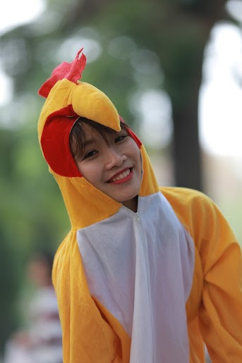 Chia sẻ về đứa con tinh thần chung của cả lớp, bạn Phương Nhi (SN 1993) nói: "Trước khi cả lớp cùng chốt concept sở thú, đã có rất nhiều ý kiến được đưa ra như Diệp Vấn, chụp áo dài xưa, lính bộ đội. Thế nhưng ý tưởng nào đưa ra cũng không được đa số thống nhất nên mãi vẫn không chụp được ảnh......