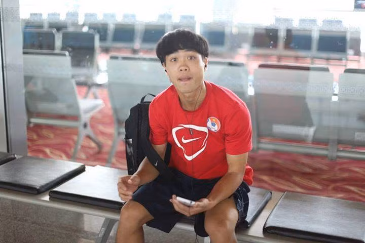 Khi bị bắt gặp tại sảnh khách sạn mà U19 Việt Nam đóng quân tại Brunei, Công Phượng lập tức làm gương mặt gây cười để trêu phóng viên đang tác nghiệp tại giải vô địch U22 Đông Nam Á.