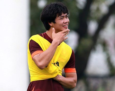 Khi tập trung U23 Việt Nam để chuẩn bị SEA Games 28, sau một pha dứt điểm hụt, Công Phượng đã có động tác vuốt râu như ông già tỏ vẻ nuối tiếc. Hành động này của Công Phượng đã làm nhiều đồng đội lăn ra sân cười sảng khoái. Ảnh: Dân Việt.