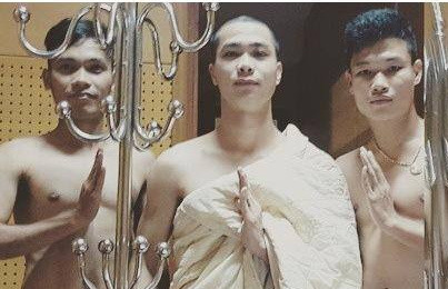 Mới đây, Công Phượng cùng các đồng đội tại HAGL đã cho ra lò bức ảnh "Thầy trò Đường Tăng thỉnh kinh" để khoe mái đầu mới húi trọc của mình.