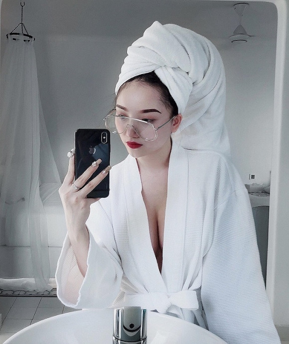 Mới đây, Phùng Bảo Trân khiến dân mạng trầm trồ khi đăng loạt ảnh vô cùng nóng bỏng lên trang cá nhân. Trong loạt ảnh ở hồ bơi, bạn gái Văn Thanh diện áo tắm một mảnh khoe vòng một căng mọng, nảy nở.