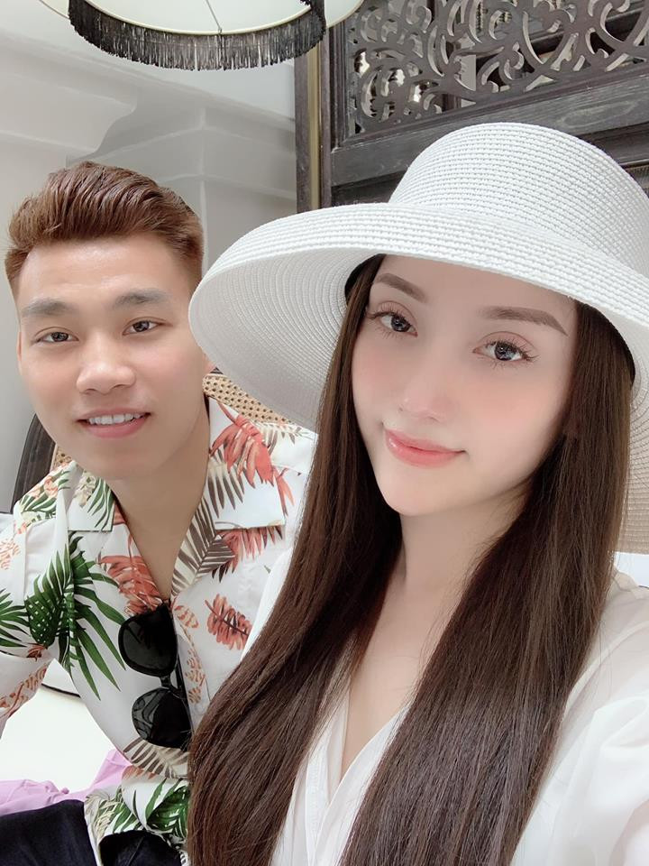 Cặp đôi thường xuyên đăng tải hình ảnh tình cảm, ngọt ngào lên trang cá nhân.