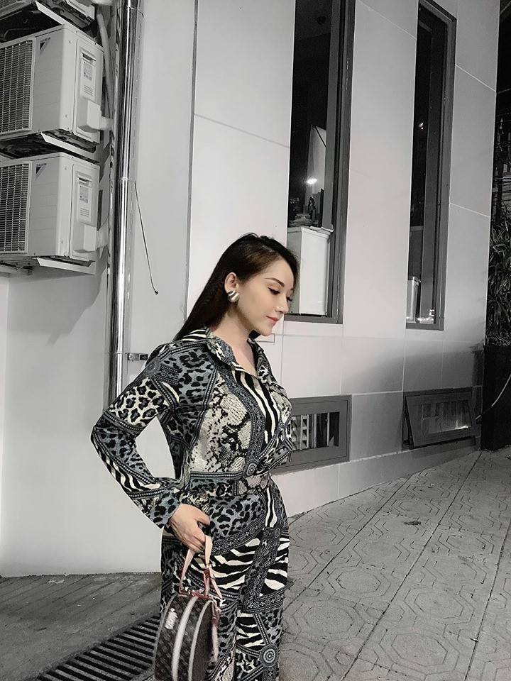 Trên trang cá nhân của mình, ngoài việc bày bán những mặt hàng mình kinh doanh thì Bảo Trân còn thường xuyên khoe dáng trong những bộ đồ từ sang chảnh đến quyến rũ.