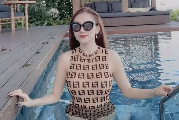 Như đã biết, bạn gái Vũ Văn Thanh là Phùng Thị Bảo Trân, 24 tuổi, hơn anh chàng một tuổi. Bảo Trân đang sống ở TP. Pleiku, Gia Lai, nơi cầu thủ sinh năm 1996 thi đấu trong màu áo của CLB Hoàng Anh Gia Lai.