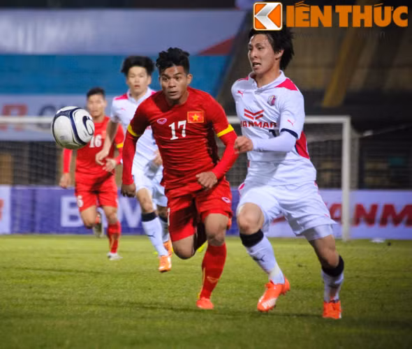 Sau những phút đầu nhập cuộc nhanh và dũng mãnh, U23 Việt Nam có phần chững lại và đây là cơ hội để các cầu thủ Cerezo Osaka vùng lên để nắm giữ thế chủ động trên sân.