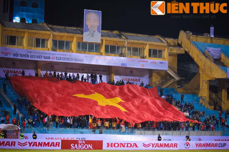 Mặc dù thời tiết Hà Nội rất rét nhưng các CĐV Việt Nam cũng đã đến SVĐ Hàng Đẫy rất đông để tiếp sức cho các cầu thủ U23 Việt Nam. Họ muốn chứng kiến những gì tinh túy mà thầy trò HLV Miura đã khổ luyện trong vòng một tháng qua.