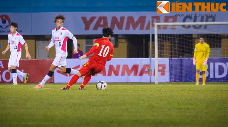 Công Phượng trong ngày đầu được đeo băng đội trưởng thi đấu rất chững chạc. Nhiệm vụ trong trận đấu này mà HLV Miura giao cho "Messi phố Núi" đó là cầm nhịp trận đấu nên anh rất ít khi đưa cú sút về phía khung thành đội khách đến từ Nhật Bản mà chủ động "bơm" bóng cho các đồng đội ở hàng công.