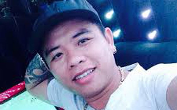 Đáp lại, Tuyền mang dao, súng ra lấy le. "Thánh chửi" cầm súng doạ "tặng" kẹo đồng cho bất kỳ ai có bản lĩnh dám đối mặt với Tuyền. Nhưng đúng là chơi dao lắm có ngày đứt tay, trong một cuộc vui sinh nhật bạn tại quán karaoke, Tuyền xích mích rồi mang vũ khí nóng ra "khè" người khác. Trận tỷ thí đó may mắn không ai thiệt mạng nhưng Tuyền ngay lập tức bị cơ quan công an "sờ gáy" và cái án được đưa ra đó là 32 tháng tù giam.