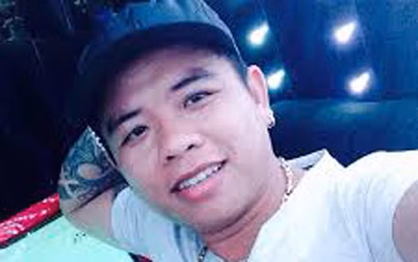 Đáp lại, Tuyền mang dao, súng ra lấy le. "Thánh chửi" cầm súng doạ "tặng" kẹo đồng cho bất kỳ ai có bản lĩnh dám đối mặt với Tuyền. Nhưng đúng là chơi dao lắm có ngày đứt tay, trong một cuộc vui sinh nhật bạn tại quán karaoke, Tuyền xích mích rồi mang vũ khí nóng ra "khè" người khác. Trận tỷ thí đó may mắn không ai thiệt mạng nhưng Tuyền ngay lập tức bị cơ quan công an "sờ gáy" và cái án được đưa ra đó là 32 tháng tù giam.